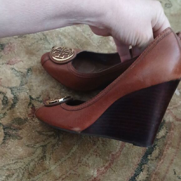 Tory Burch Brown Leather Heels with Iconic Medallion - Picture 6 of 6